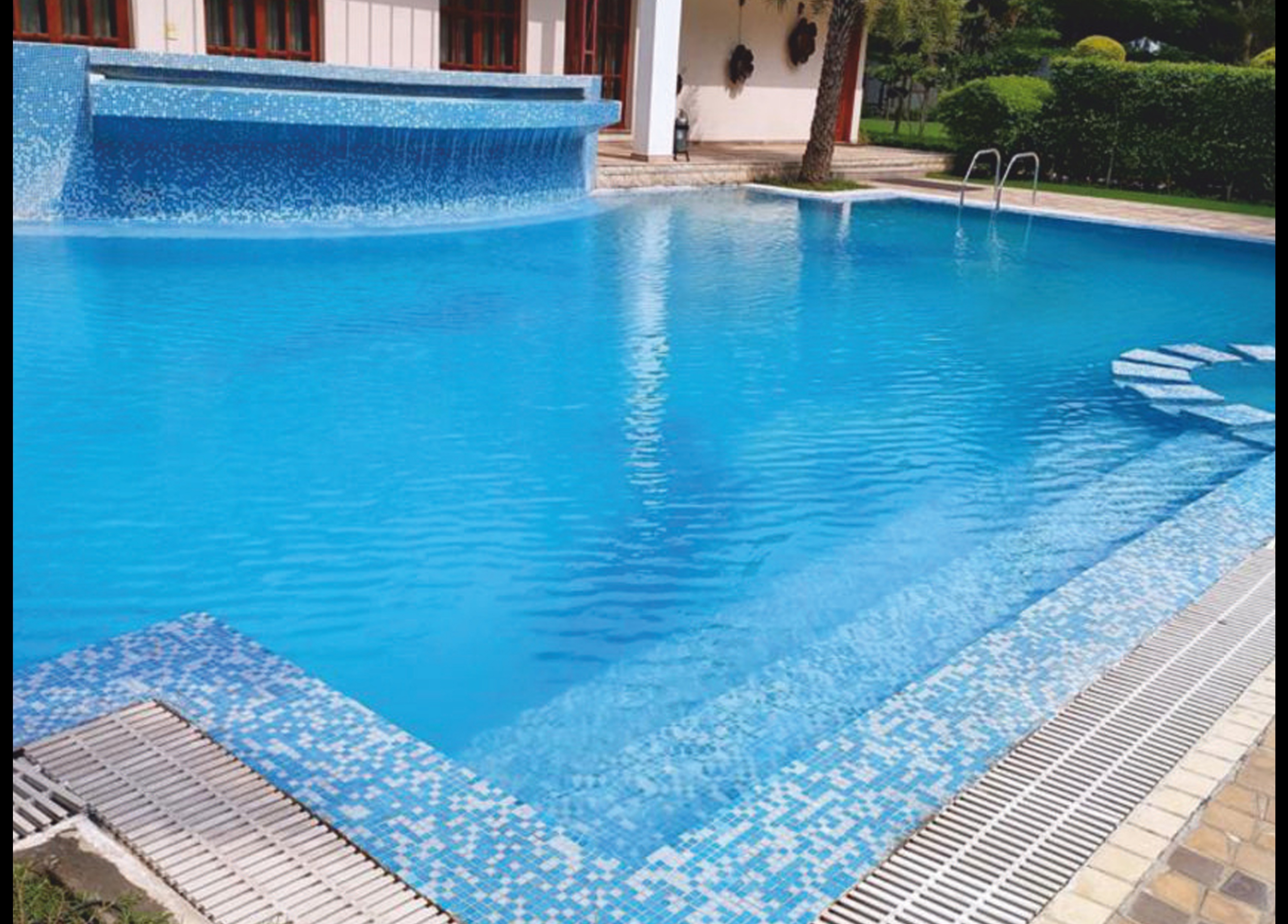 Resort swimming pool heated by an ALMIC Pool Heat Pump system